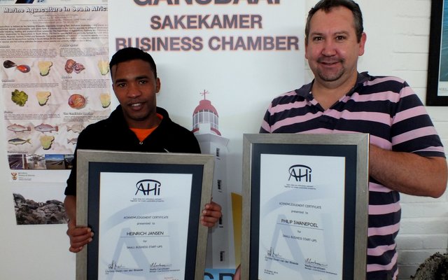 Vlnr is Heinrich Jansen en Philip Swanepoel met hulle AHI sertifikate wat hulle vir hul puik besigheidsplanne ontvang het